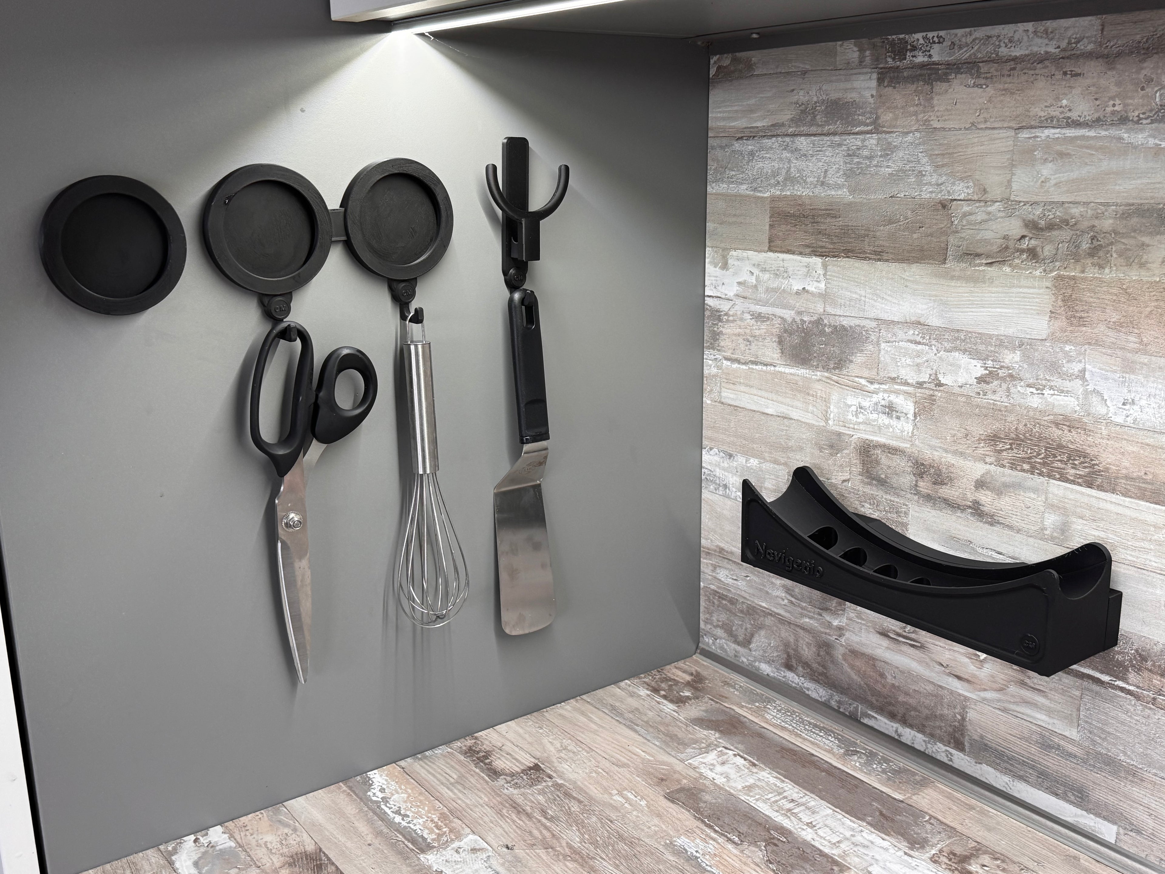 CleverMount® Stand- & Wandhalterung passend für AMC Navigenio